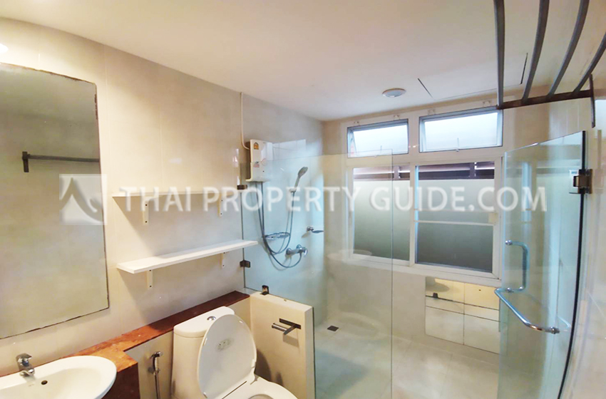 House with Shared Pool in Srinakarin 
