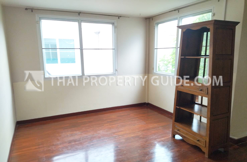 House with Shared Pool in Srinakarin 