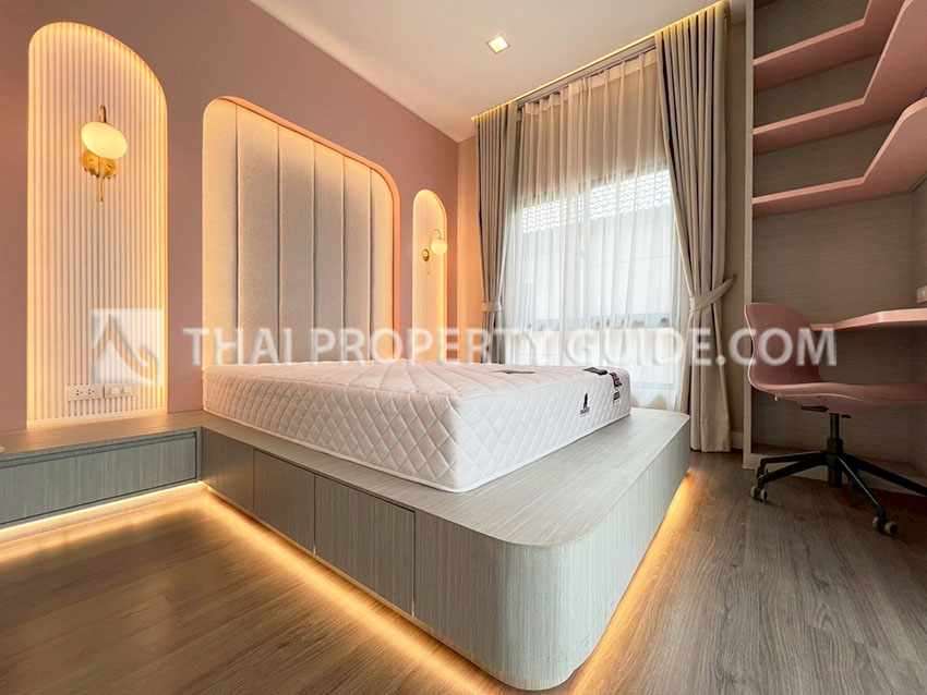 House with Shared Pool in Srinakarin 