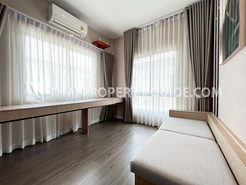 House with Shared Pool in Srinakarin 