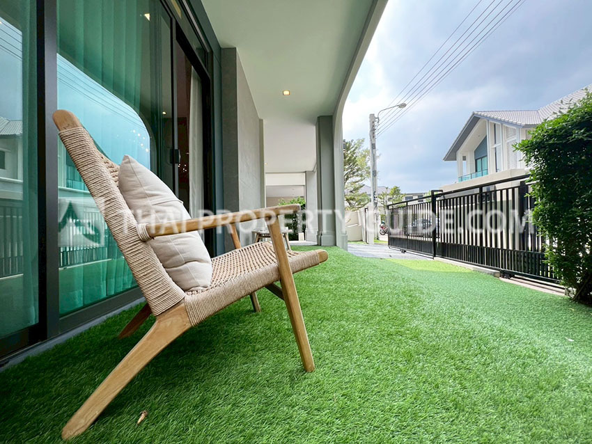 House with Shared Pool in Srinakarin 