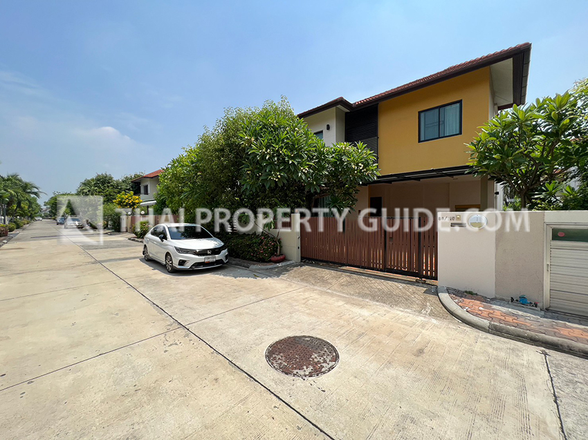 House with Shared Pool for rent in Srinakarin