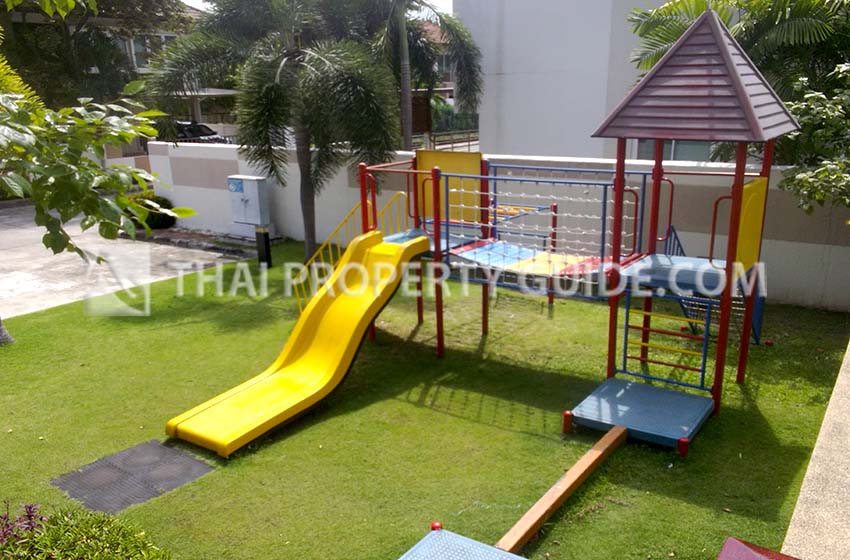 House with Shared Pool in Srinakarin 
