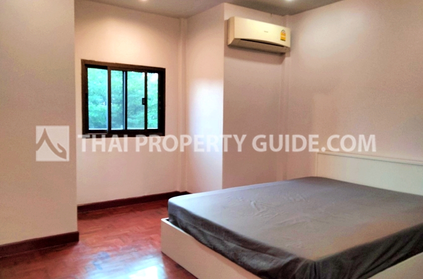 House with Shared Pool in Srinakarin 