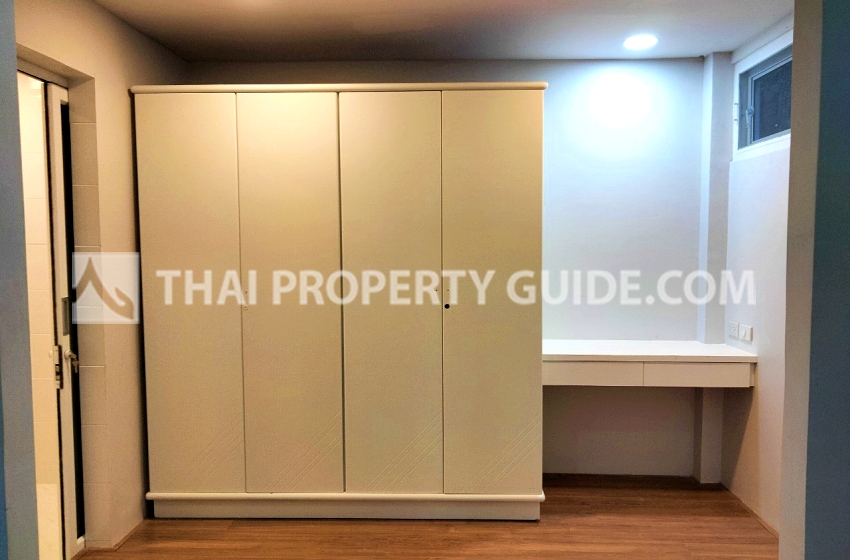 House with Shared Pool in Srinakarin 