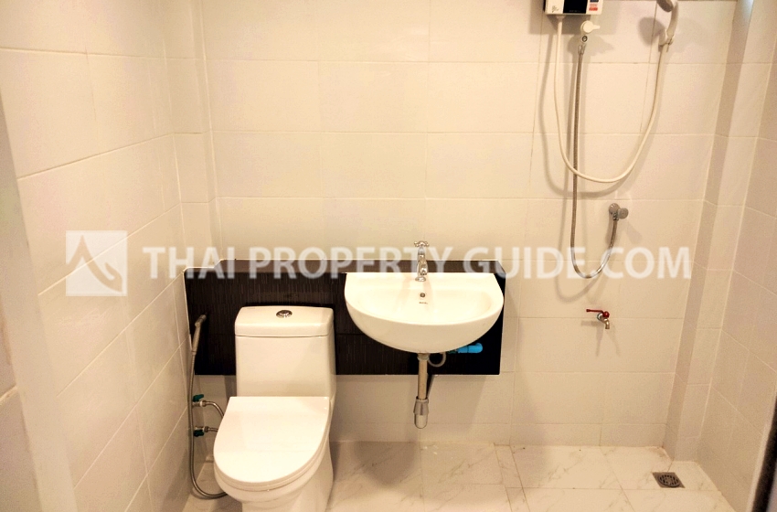 House with Shared Pool in Srinakarin 
