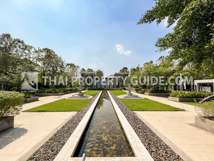 House with Shared Pool in Srinakarin 