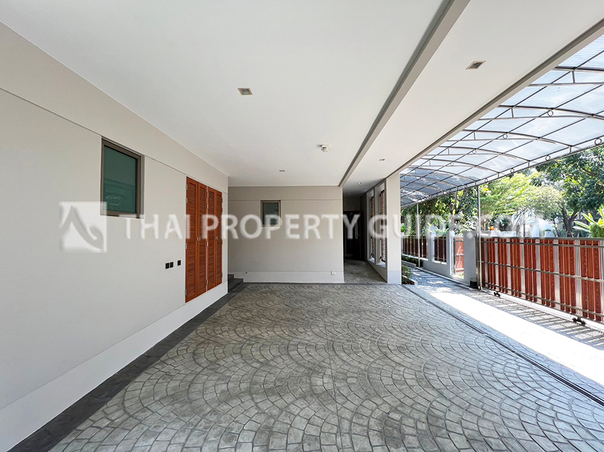 House with Shared Pool in Srinakarin 