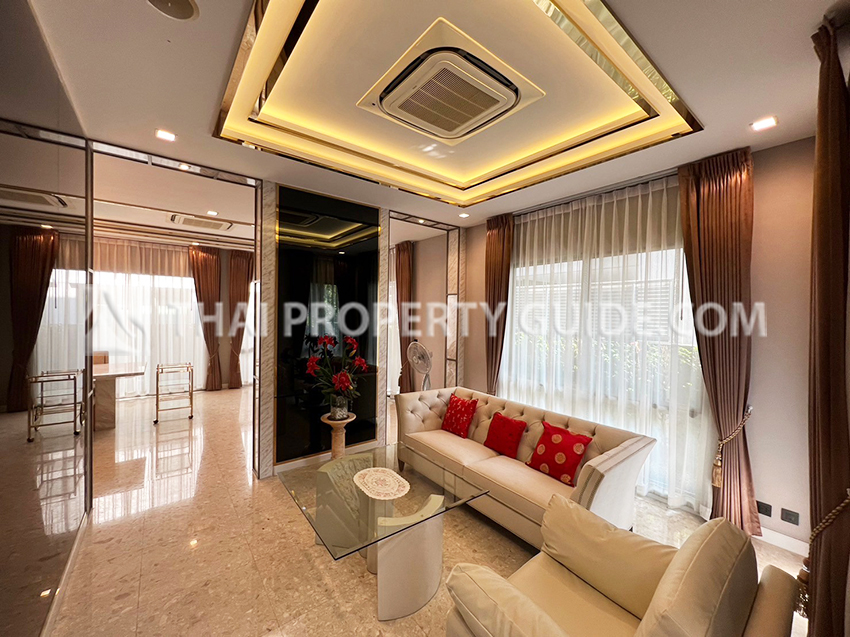 House with Shared Pool in Srinakarin 