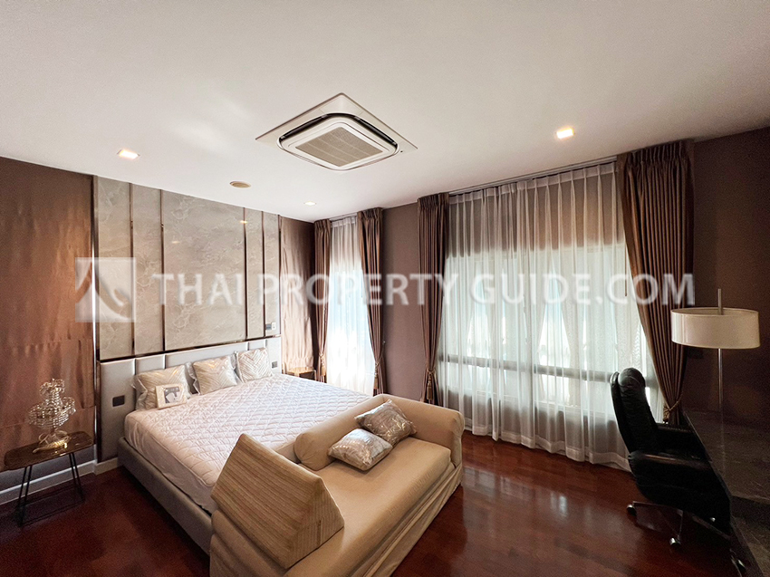 House with Shared Pool in Srinakarin 