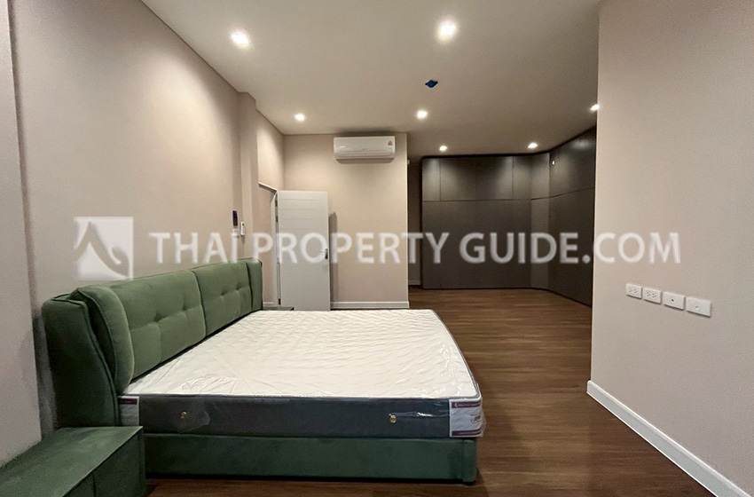 House with Shared Pool in Srinakarin 