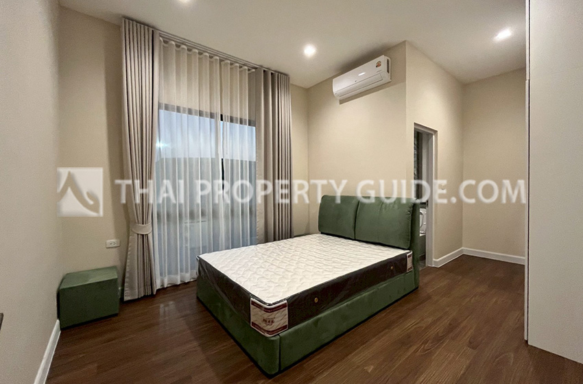 House with Shared Pool in Srinakarin 