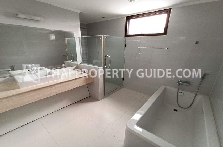 House with Shared Pool in Sukhumvit : Panya Village On-Nut 