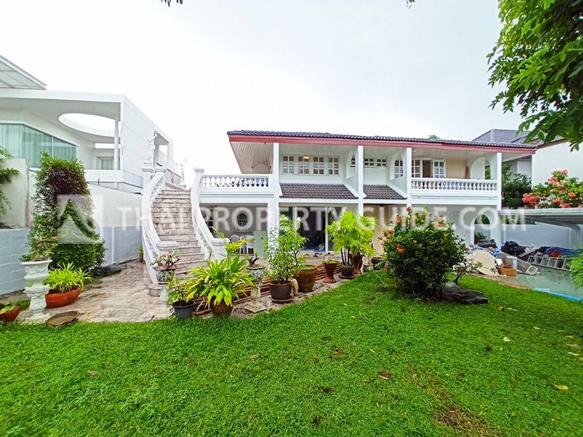House with Shared Pool in Sukhumvit : Panya Village On-Nut 