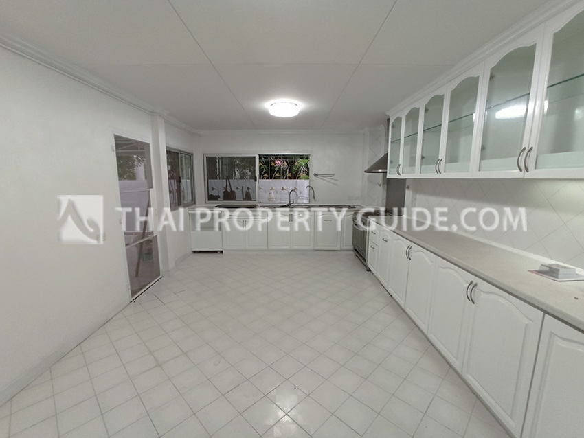 House with Shared Pool in Sukhumvit : Panya Village On-Nut 