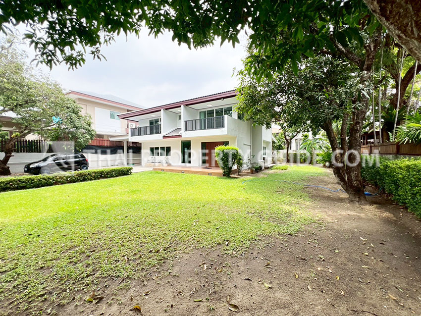 House with Shared Pool in Sukhumvit : Panya Village On-Nut 