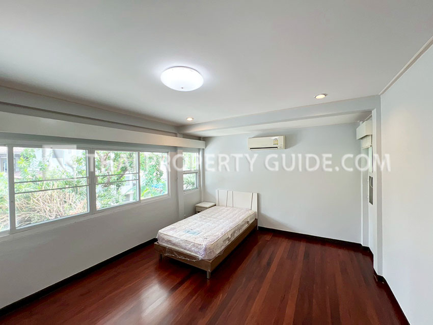House with Shared Pool in Sukhumvit : Panya Village On-Nut 