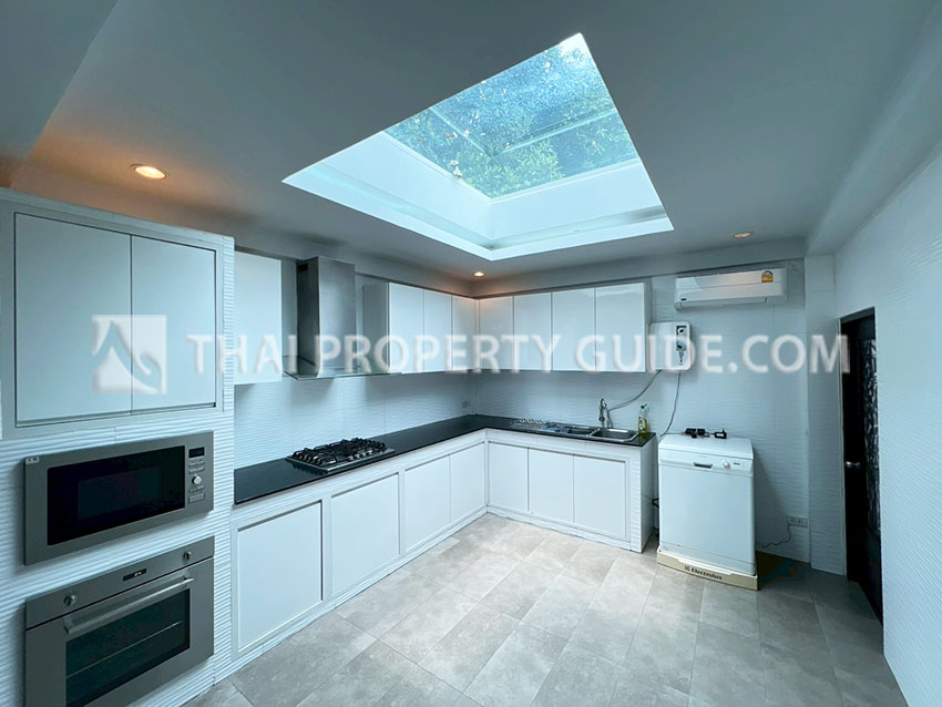 House with Shared Pool in Sukhumvit : Panya Village On-Nut 
