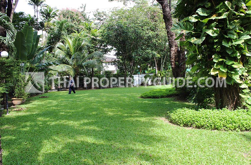 House with Shared Pool in Sukhumvit : Panya Village On-Nut 