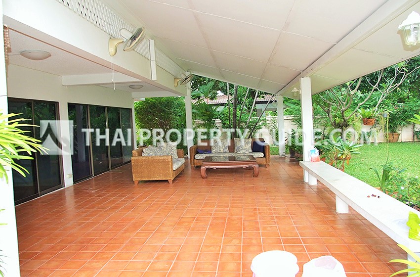 House with Shared Pool in Sukhumvit : Panya Village On-Nut 