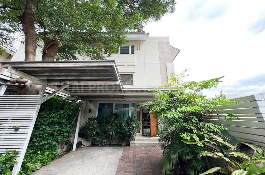 House with Shared Pool for rent in Sukhumvit