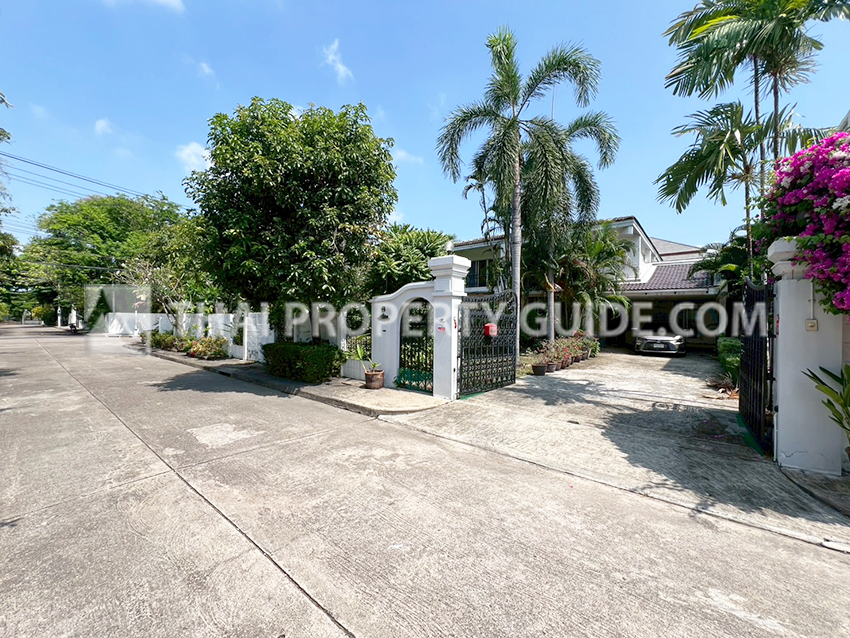 House with Shared Pool for rent in Sukhumvit