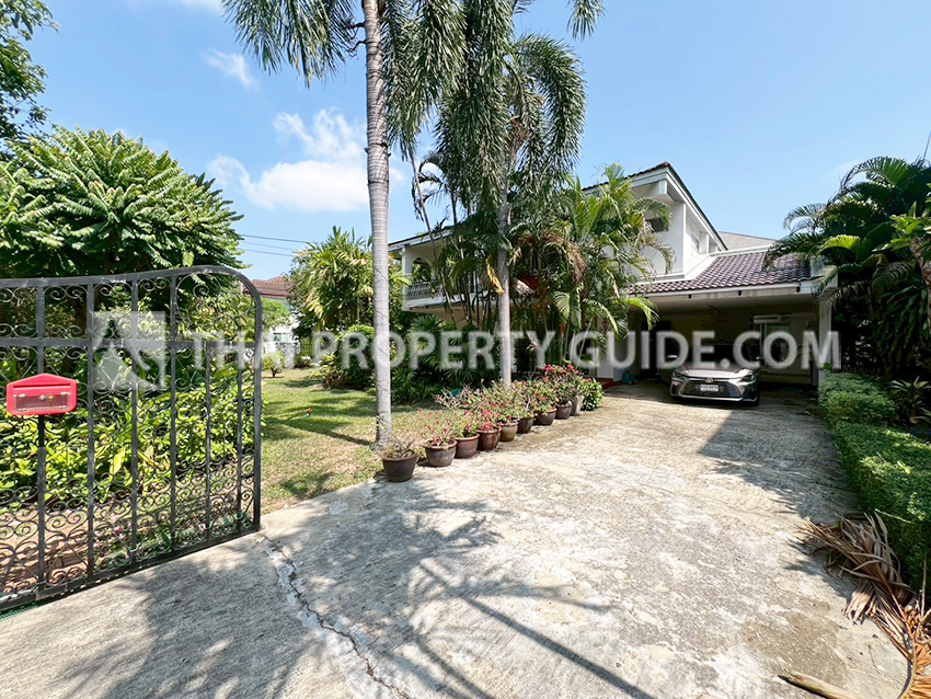 House with Shared Pool in Sukhumvit : Panya Village On-Nut 