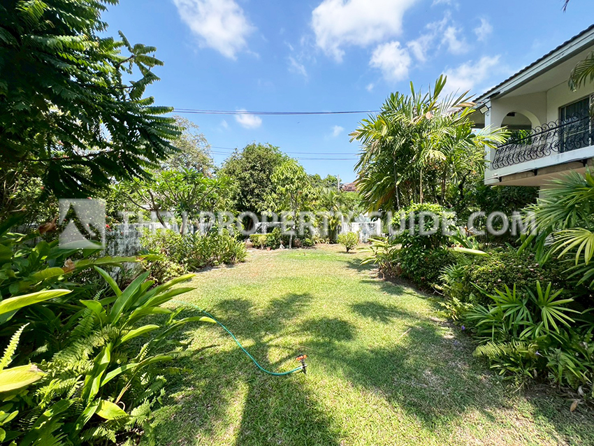 House with Shared Pool in Sukhumvit : Panya Village On-Nut 