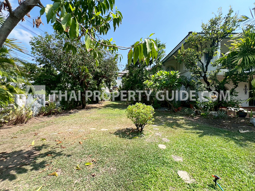 House with Shared Pool in Sukhumvit : Panya Village On-Nut 