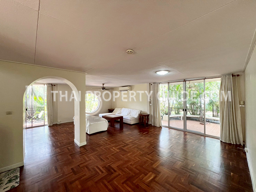 House with Shared Pool in Sukhumvit : Panya Village On-Nut 