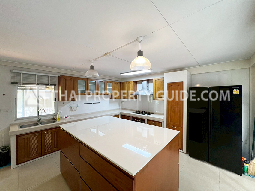 House with Shared Pool in Sukhumvit : Panya Village On-Nut 