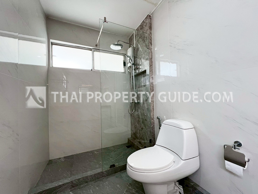 House with Shared Pool in Sukhumvit : Panya Village On-Nut 