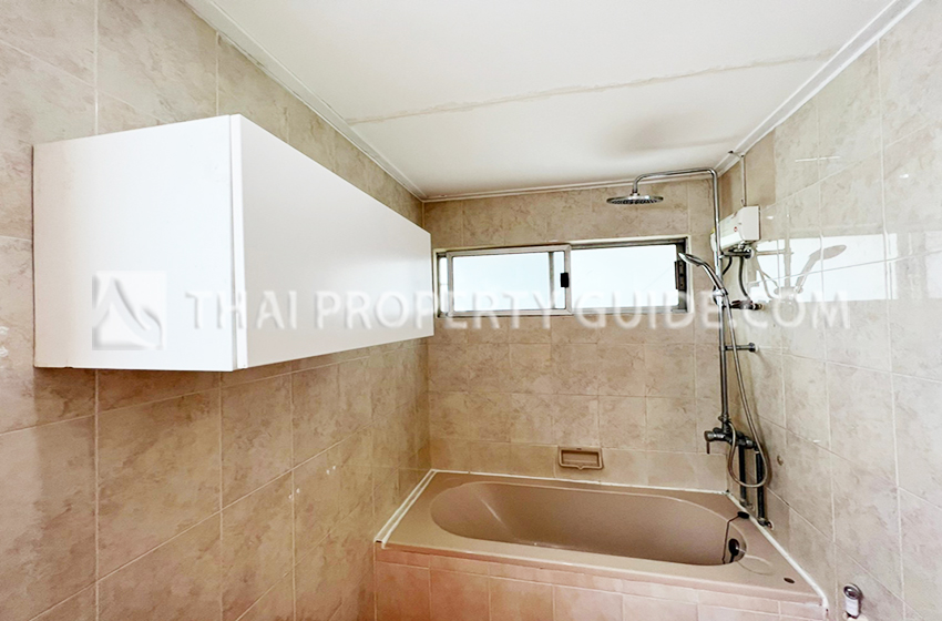 House with Shared Pool in Sukhumvit : Panya Village On-Nut 