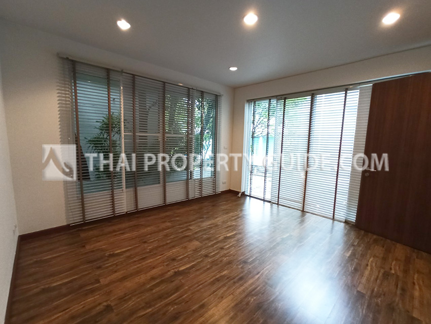House with Shared Pool in Sukhumvit : Panya Village On-Nut 