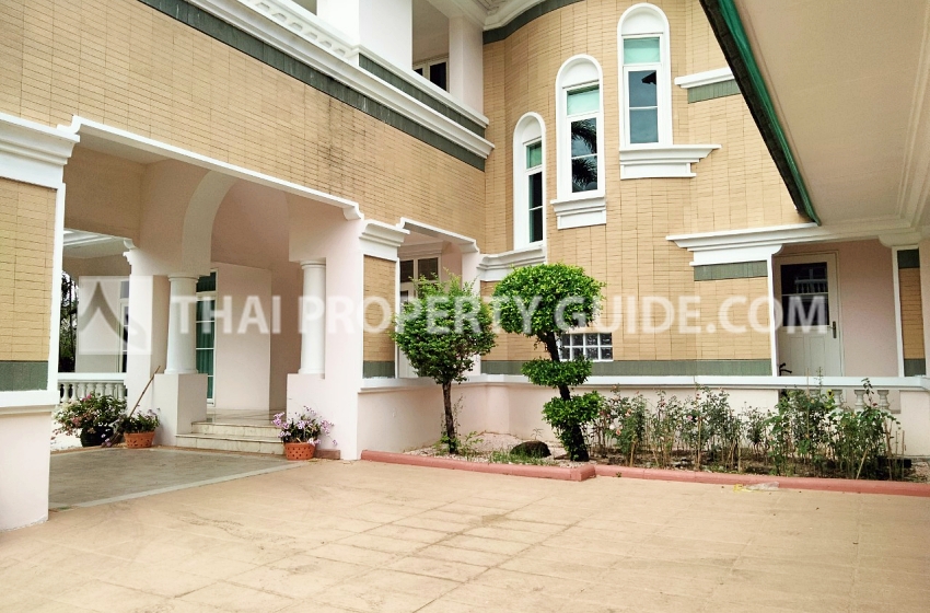 House with Shared Pool in Sukhumvit 