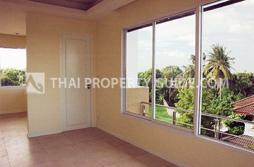 House with Shared Pool in Sukhumvit 