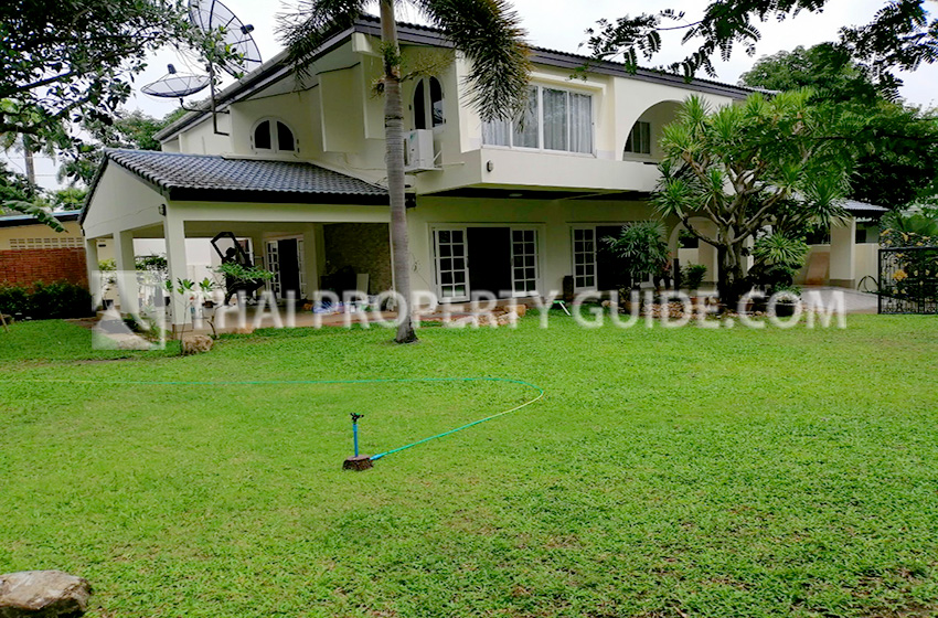House with Shared Pool for rent in Bangnatrad