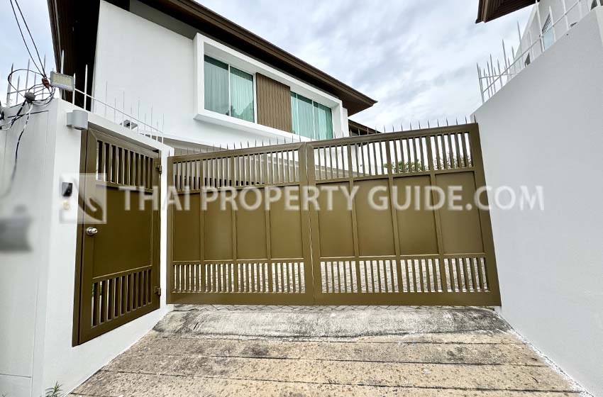 House with Shared Pool in Sukhumvit 