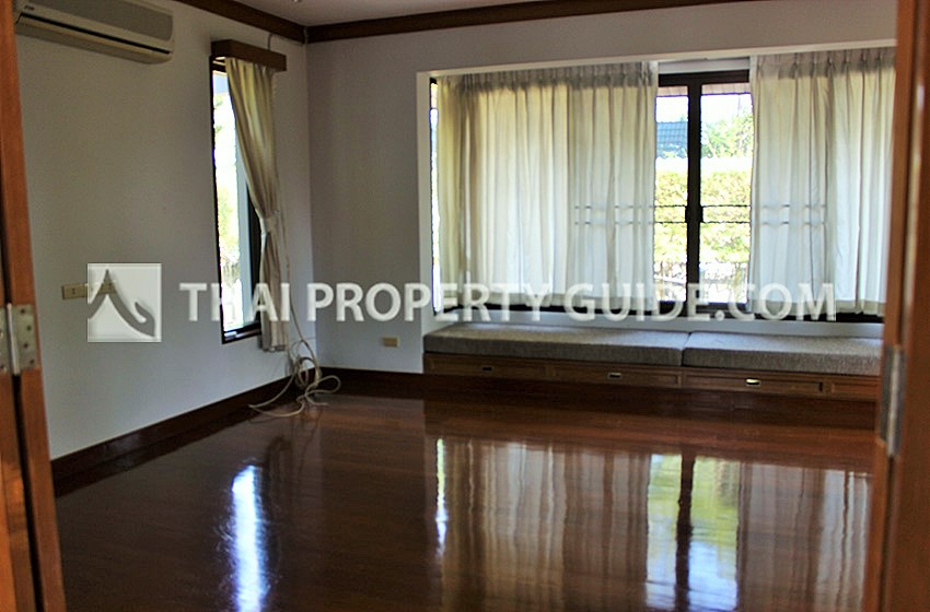House with Shared Pool in Sukhumvit : Panya Village On-Nut 