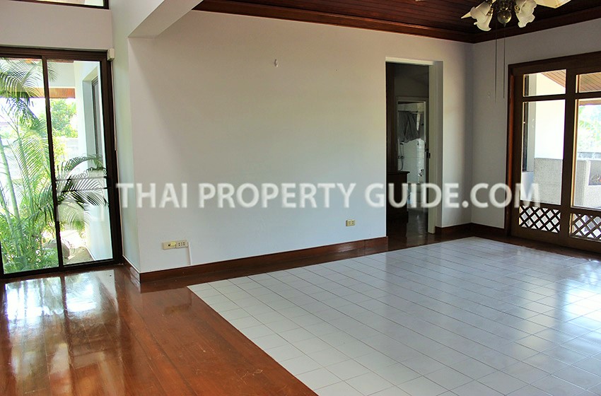 House with Shared Pool in Sukhumvit : Panya Village On-Nut 
