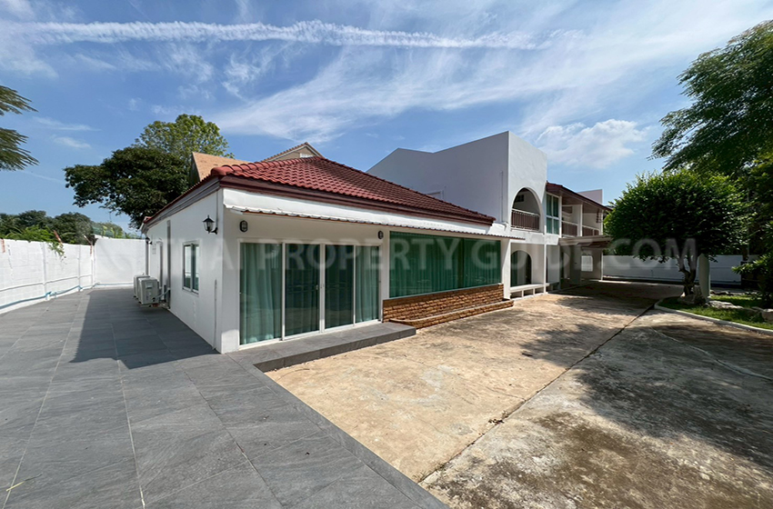 House with Shared Pool in Sukhumvit : Panya Village On-Nut 