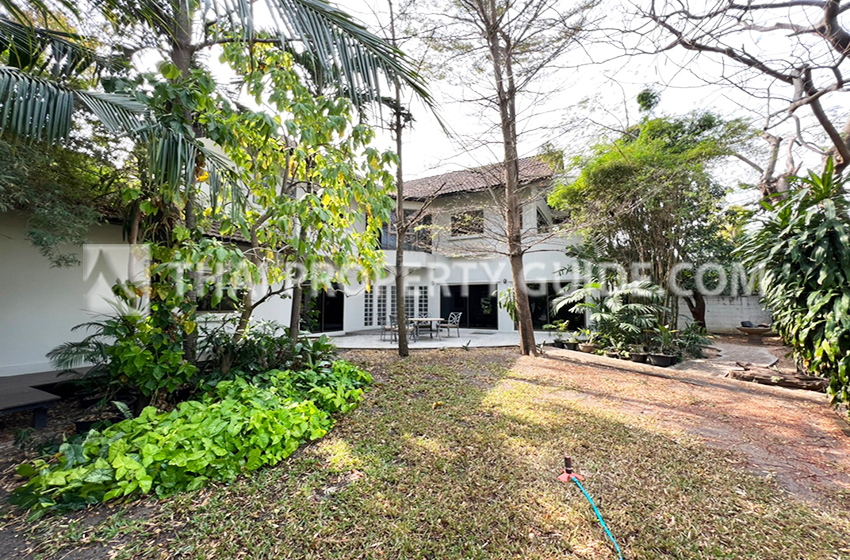 House with Shared Pool in Sukhumvit : Panya Village On-Nut 