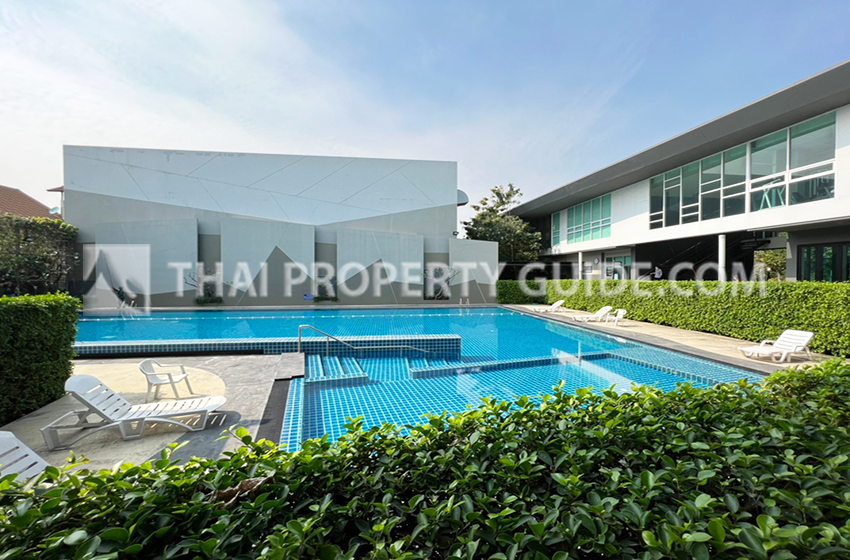 House with Shared Pool in Sukhumvit : Panya Village On-Nut 