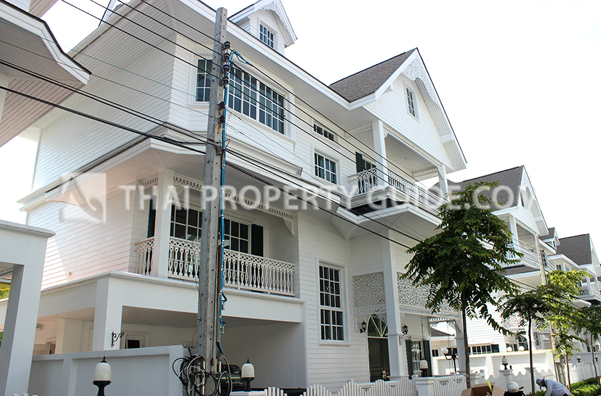 House with Shared Pool for rent in Sukhumvit
