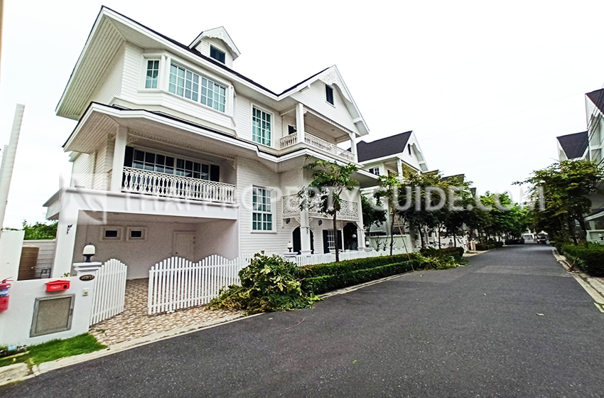 House with Shared Pool for rent in Sukhumvit