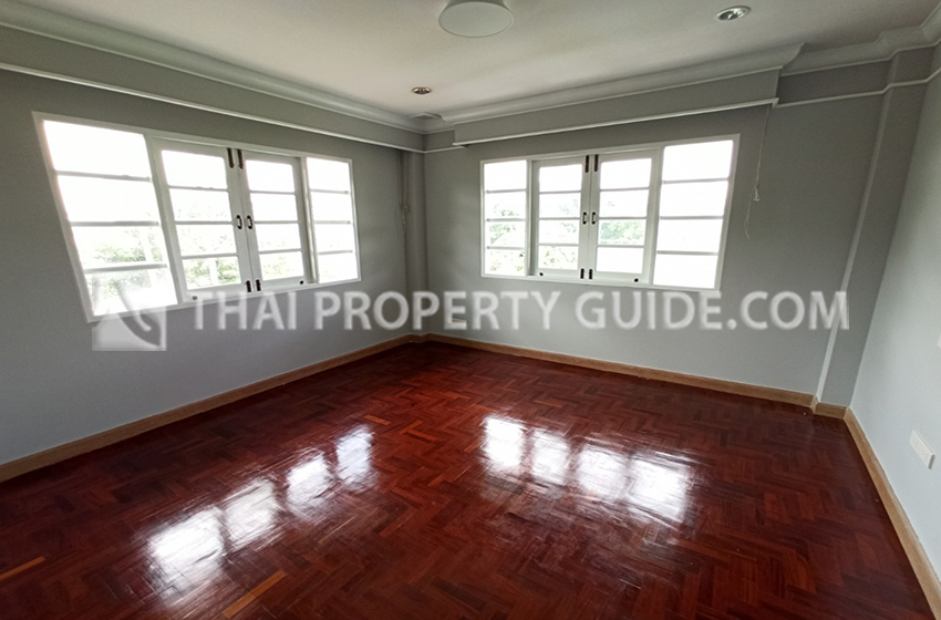 House with Shared Pool in Sukhumvit : Panya Village On-Nut 