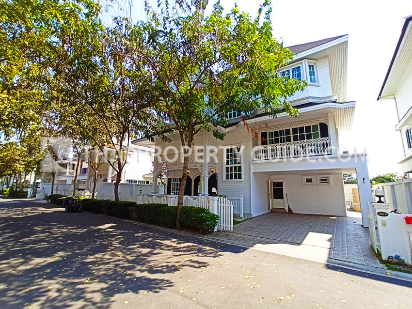 House with Shared Pool in Sukhumvit