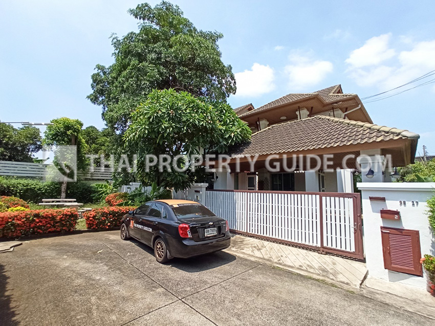 House with Shared Pool in Sukhumvit