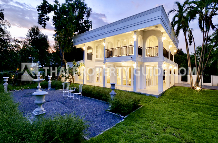 House with Shared Pool in Sukhumvit : Panya Village On-Nut 