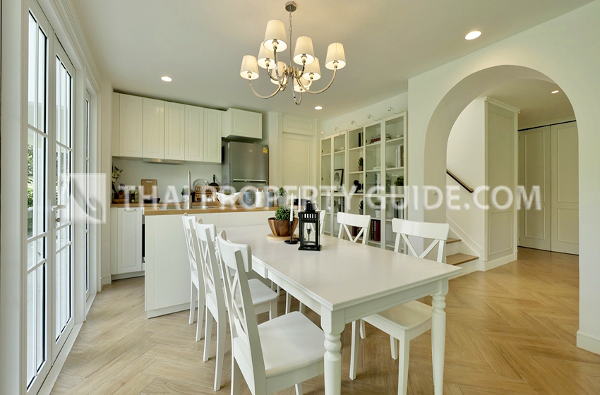 House with Shared Pool in Sukhumvit : Panya Village On-Nut 